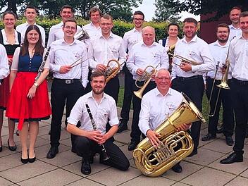 Der Musikverein „Büddl-Express“ unter der Leitung von Lukas Neubauer (zweiter von rechts) hat beim Wertungsspiel das höchste Prädikat: „mit ausgezeichnetem Erfolg“ errungen.