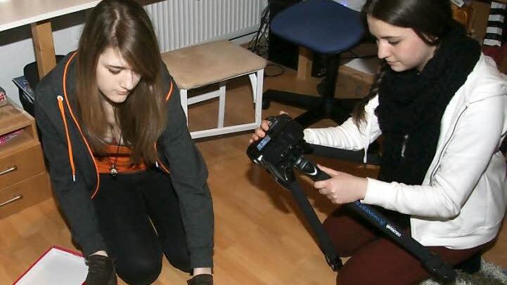 Lara und Romina filmen die Schluss-Szene. Fotos: Sonja Adam