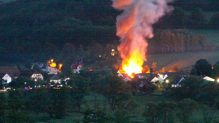 Lichterloh stand das Anwesen in Eckarts in Flammen. Fotos: Thomas Dill
