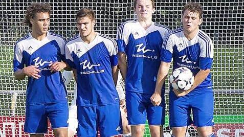 Wieder einmal viel zu brav präsentierten sich die Youngster des VfL Frohnlach bei der 0:2-Niederlage in Hof (von links): Tevin McCullough, Janik Schmitt, xxxxxx und Christopher Autsch. Fotos: Albert Höchstädter
