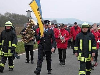 Die Mupperger Feuerwehr mit Standarte und die Blasmusiker marschierten an der Spitze des Zuges zur Gedenkfeier. Fotos: Klaus Oelzner