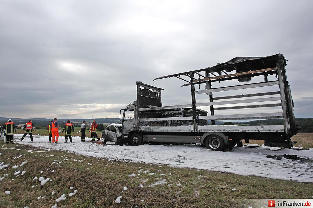 Auto und Lkw fangen nach Frontalzusammenstoss Feuer - Fahrerin stirbt