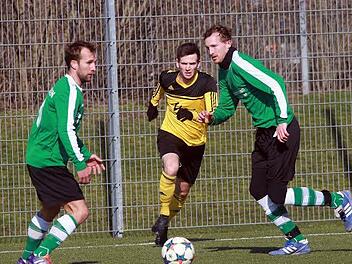 Im letzten Testspiel beim VfL Frohnlach hatte der SV Friesen mit André Zapf (links) und Philip Kestel mit 2:4 das Nachsehen. Morgen soll es im Spiel beim FSV Erlangen-Bruck besser laufen. Foto: Timo Geldner