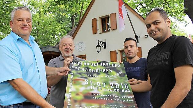 Michael Nitsche und Karsten Wiese freuen sich schon ebenso auf den Fr&uuml;hschoppen am Sonntag wie die beiden syrischen Fl&uuml;chtlinge. Von 11 bis 14 Uhr ist die Bev&ouml;lkerung auf den Petersbeck-Keller geladen.  Foto: Andreas Dorsch