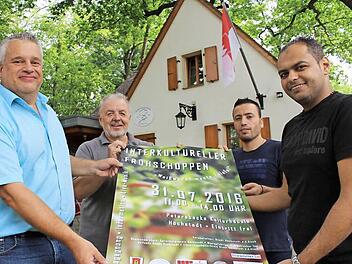 Michael Nitsche und Karsten Wiese freuen sich schon ebenso auf den Frühschoppen am Sonntag wie die beiden syrischen Flüchtlinge. Von 11 bis 14 Uhr ist die Bevölkerung auf den Petersbeck-Keller geladen.  Foto: Andreas Dorsch