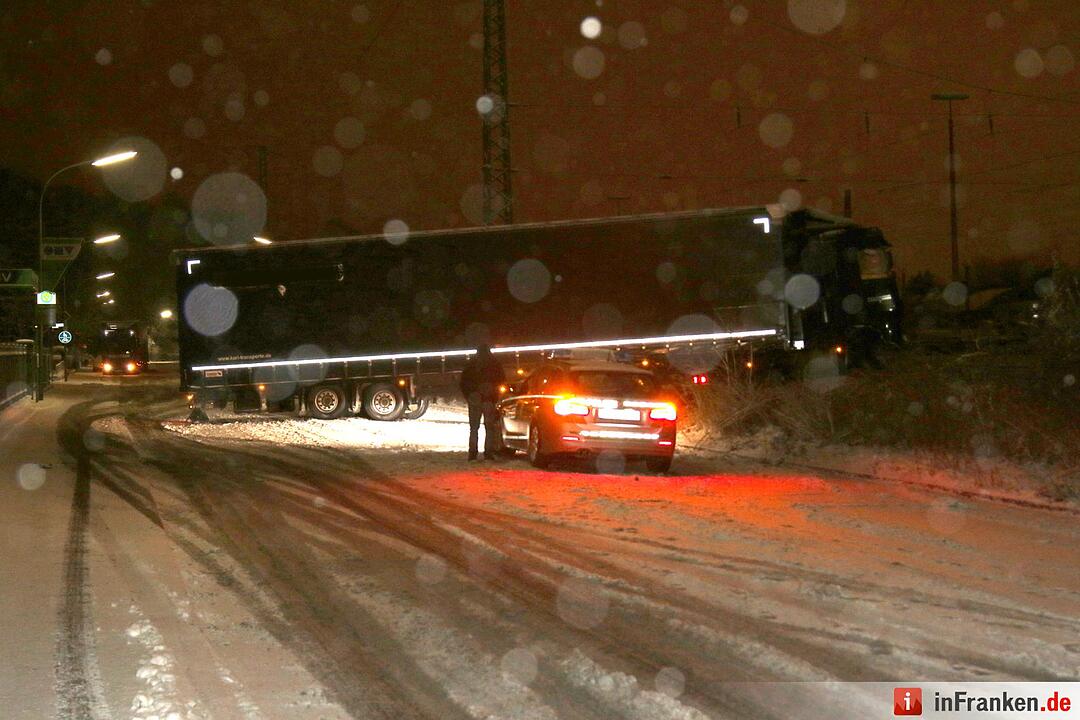 Sattelzug blockiert Gleise bei Weichengereuth