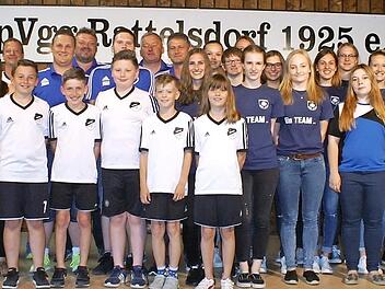 Bürgermeister Bruno Kellner (links) mit den geehrten Sportlern Foto: Renate Neubecker