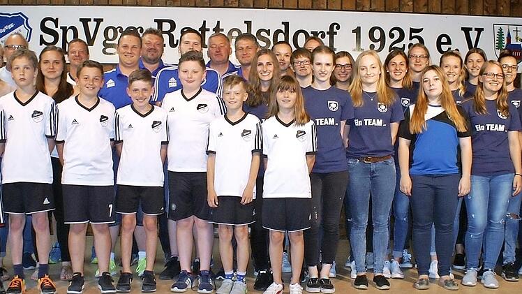 Bürgermeister Bruno Kellner (links) mit den geehrten Sportlern Foto: Renate Neubecker