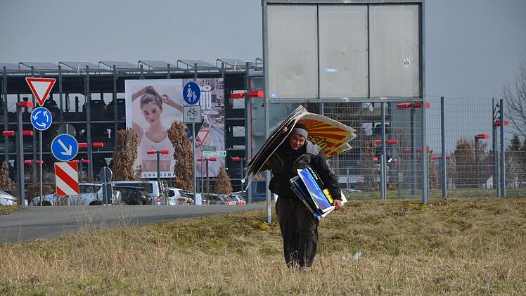 Ein Zirkus-Mitarbeiter sammelte am Dienstagnachmittag die Plakate ein, die auf städtischem Grund angebracht waren.