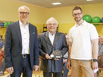 Erster Vorsitzende Hans Höhn (links) würdigte Volker Knauer besonders in seiner Laudatio, denn immerhin hat der Jubilar sein Vereinsengagement dem Skiclub 55 Jahre gewidmet und ist bis heute mit Herzblut dabei. Rechts Zweiter Vorsitzender Christian Bauer Foto: Manja von Nida