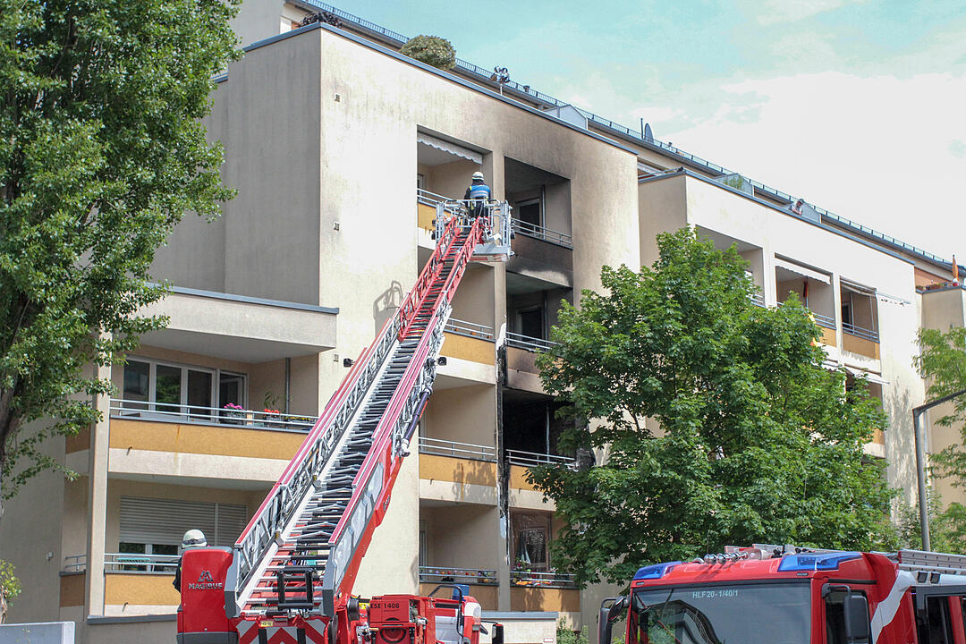 Nürnberg: Feuer in Wohnhaus - Feuerwehr rettet Bewohner