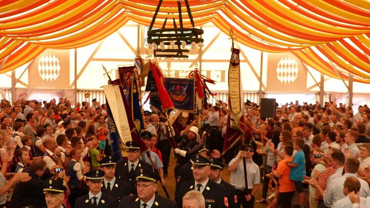 Nach den politischen Gästen und Feuerwehr-Führungskräften zogen die Fahnen ins vollbesetzte Gössenreuther Festzelt ein. Klaus-Peter Wulf