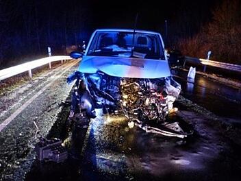 Zwei Verletzte und etwa 22 000 Euro Schaden sind die Bilanz eines Unfalls, bei dem ein 24-Jähriger mit seinem Kleintransporter  zwischen  dem Lauterer Kreisel und der Abzweigung nach Stralsbach auf die Gegenfahrbahn geriet und frontal in einen Opel krachte.Polizei
