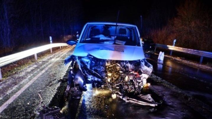 Zwei Verletzte und etwa 22 000 Euro Schaden sind die Bilanz eines Unfalls, bei dem ein 24-Jähriger mit seinem Kleintransporter  zwischen  dem Lauterer Kreisel und der Abzweigung nach Stralsbach auf die Gegenfahrbahn geriet und frontal in einen Opel krachte.Polizei
