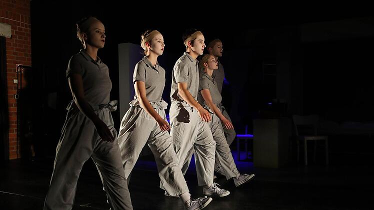 Szene aus "Forgotten Things" im Coburger Theater in der Reithalle.Foto: Henning Rosenbusch