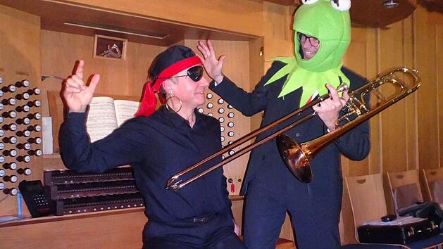 Burkard Ascherl (links) und Roman Riedel spielten ein Faschingskonzert.  Foto: Brigitte Ascherl