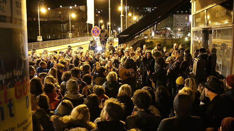 Nach kurzfristiger Konzertabsage: Max Herre gibt spontanes Straßenkonzert in Bad Kissingen . Foto: Benedikt Borst