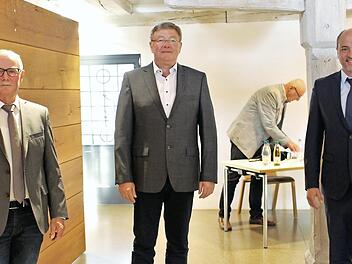 Das Bürgermeister-Dreigespann mit erstem Bürgermeister Johannes Krapp (von rechts) sowie seinen Stellvertretern Bernhard Seeger (beide CSU) und Peter Giehl (FWG)  Foto: Evi Seeger