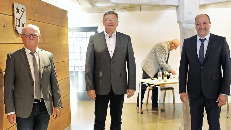 Das Bürgermeister-Dreigespann mit erstem Bürgermeister Johannes Krapp (von rechts) sowie seinen Stellvertretern Bernhard Seeger (beide CSU) und Peter Giehl (FWG)  Foto: Evi Seeger