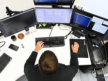 Die IT-Forensiker der Zentralstelle Cybercrime machen verborgene Datenspuren sichtbar. Foto: Nicolas Armer/dpa