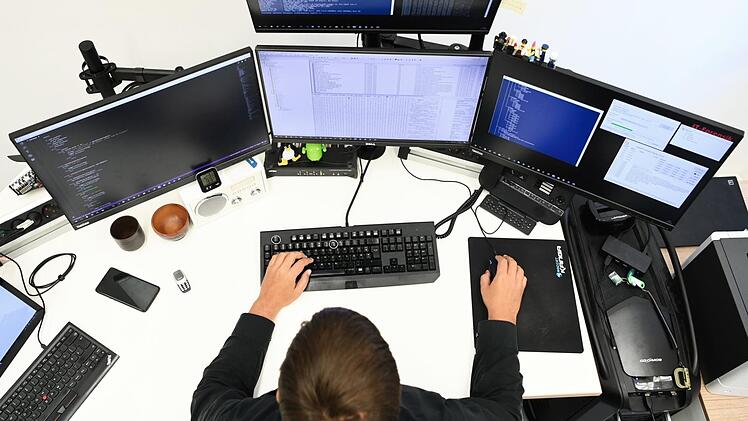Die IT-Forensiker der Zentralstelle Cybercrime machen verborgene Datenspuren sichtbar. Foto: Nicolas Armer/dpa