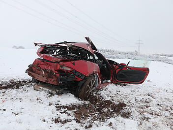 Mazda &uuml;berschl&auml;gt sich: Autofahrer verletzt