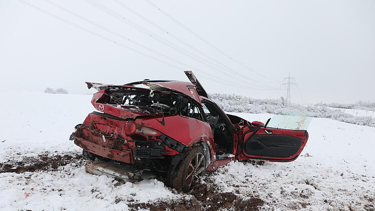 Mazda &uuml;berschl&auml;gt sich: Autofahrer verletzt