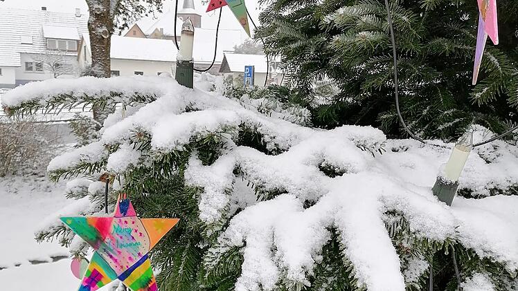 Kinder des Ortes schmückten den gemeindlichen Weihnachtsbau auf Initiative des Obst- und Gartenbauvereins Wittershausen.