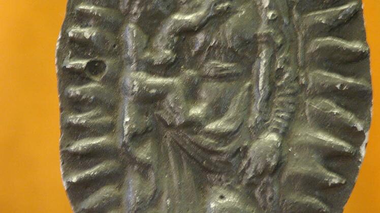Die Gottesmutter mit dem Kind ist ein Abdruck ist ein Abdruck eines Glockenreliefs der Steinthal-Kapelle.