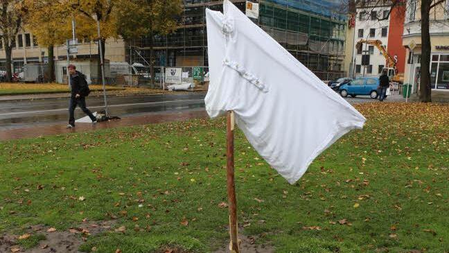 An Stelle des "Meetings" weht seit einigen Tagen eine weiße "Fahne" an einem Gestell, das Unbekannte am Schönleinsplatz aufgebaut haben. Foto: Barbara Herbst