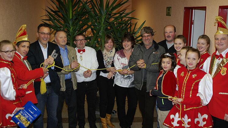 Der Bürgermeister und der Gemeinderat Aura liegen in Fesseln. Narren und Bürger entmachteten das Gremium beim Rathaussturm bis zum Aschermittwoch. Foto: Winfried Ehling