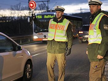 Mit der Kelle winkten die Polizisten Autofahrer auf der B 26 an den Straßenrand, um sie zu kontrollieren. Foto: Barbara Herbst