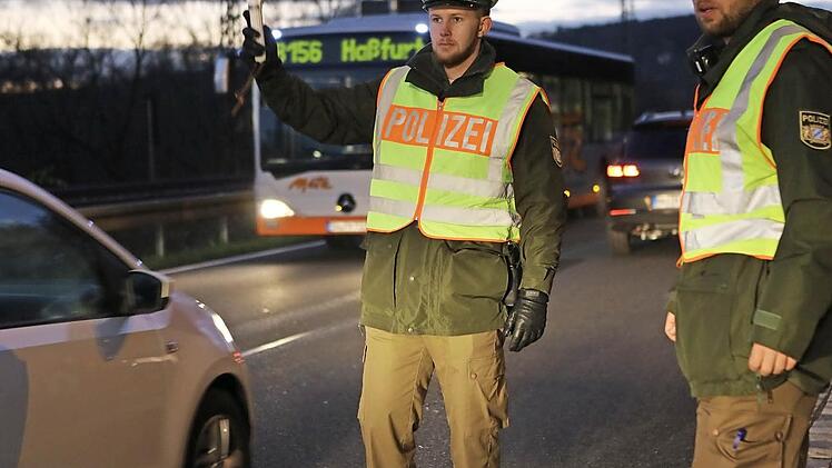 Mit der Kelle winkten die Polizisten Autofahrer auf der B 26 an den Straßenrand, um sie zu kontrollieren. Foto: Barbara Herbst