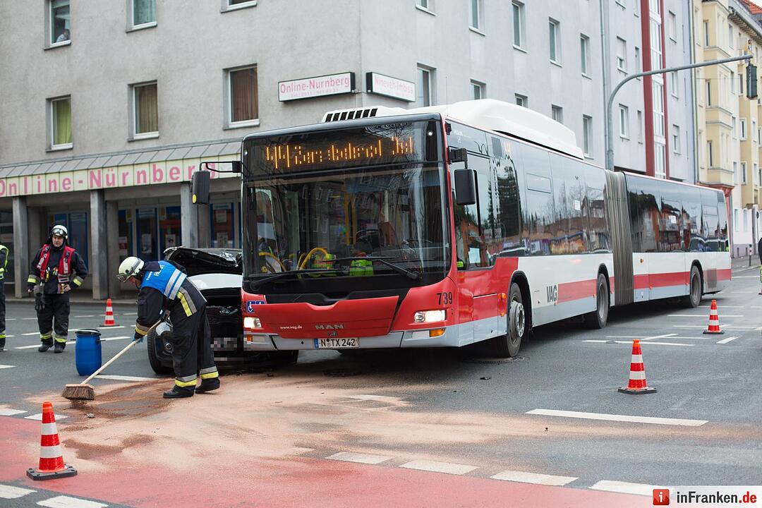 Nürnberg: Auto kracht gegen Bus