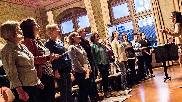 Der Coburger Chor "Unerhört" probt für sein Jubiläumskonzert, das am 24. April im Kongresshaus stattfindet.Foto: Jochen Berger
