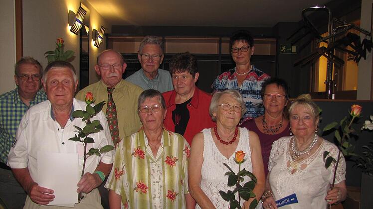 Der VdK-Ortsverband Coburg-West ehrte zahlreiche Mitglieder für ihre Treue zum Verband. Unser Bild zeigt von links: Ulrich Vogel, Horst Strobel, Guenter Belz, Wolfgang Doischer, Heidemarie Ernst, Siegrid Lindner, Irmgard Zeltner, Roswitha Ritter, Gudrun Grimmer, Sieglinde Holleis. Foto: Martin Koch