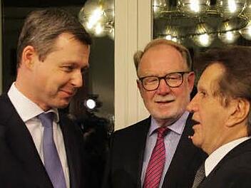 Staatssekretär Thomas Silberhorn (links) im Gespräch mit seinem Bundestagskollegen Hans Michelbach und IHK-Präsident Friedrich Herdan. Foto: Simone Bastian