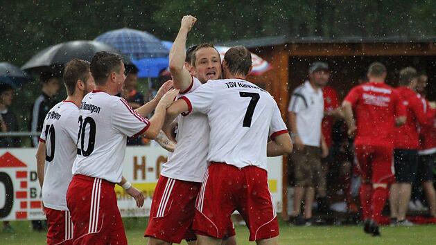 Gro&szlig;er Jubel schon in der ersten Minute: Michael R&ouml;der (Nummer 7), Torsch&uuml;tze zum 1:0, bedankt sich bei seinem Vorlagen-Geber Daniel Kraus (Zweiter von rechts). Fotos: Sebastian Schmitt
