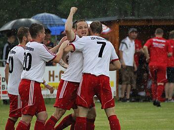 Großer Jubel schon in der ersten Minute: Michael Röder (Nummer 7), Torschütze zum 1:0, bedankt sich bei seinem Vorlagen-Geber Daniel Kraus (Zweiter von rechts). Fotos: Sebastian Schmitt