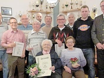 Dank für langjährige Vereinstreue hat der TSV Dörfles-Esbach bei seiner Hauptversammlung ausgesprochen: (sitzend, von links) Hilde Reißmann, Sonja Valtin, (stehend, von links) Dietmar Paul, Sebastian Kling, Thomas Valtin, Rolf Roschlau, Christian Valtin, Rolf Fehn, Hubert Valtin, Roland Bergner, Patrik Bauer und Udo Döhler. Foto: Peter Leipold