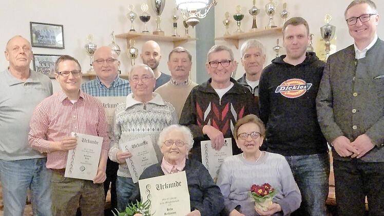 Dank für langjährige Vereinstreue hat der TSV Dörfles-Esbach bei seiner Hauptversammlung ausgesprochen: (sitzend, von links) Hilde Reißmann, Sonja Valtin, (stehend, von links) Dietmar Paul, Sebastian Kling, Thomas Valtin, Rolf Roschlau, Christian Valtin, Rolf Fehn, Hubert Valtin, Roland Bergner, Patrik Bauer und Udo Döhler. Foto: Peter Leipold