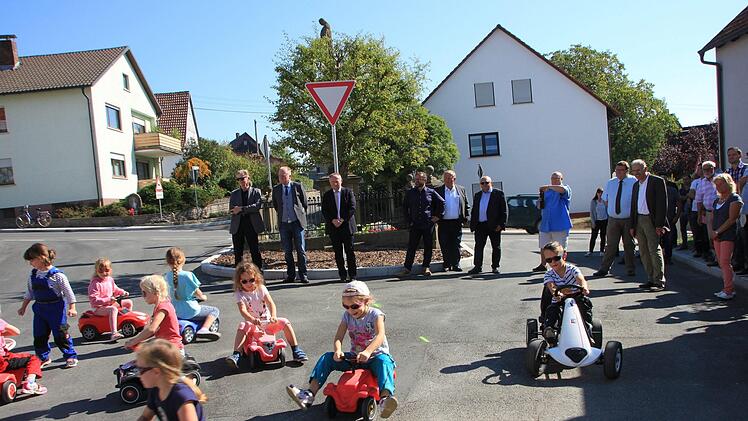 Die Vorschulkinder des Brünner Kindergartens gestalteten die Straßenübergabe mit.Heike Beudert