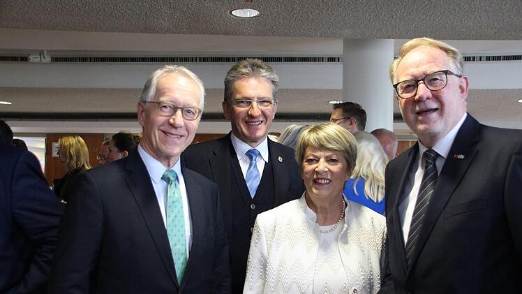 Der ehemalige Kronacher Landrat Werner Schnappauf (links) sowie Hans Rebhan (IHK Kronach) mit Hans und Christel Michelbach.Oliver Schmidt