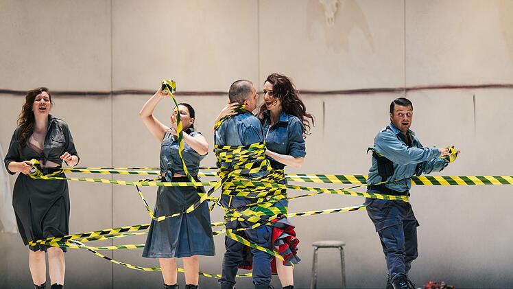 In der Neuinszenierung und im Bühnenbild von Alexander Müller-Elmau feiert die Oper "Carmen" von Georges Bizet" ihre Premiere am Landestheater Coburg.Foto: Sebastian Buff