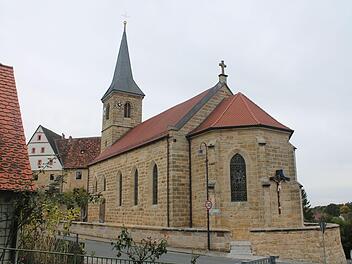 Die Pfarrkirche St.Matthäus in Wiesenthau wurde schon 1410 urkundlich erwähnt, Teile davon finden sich auch noch im heutigen Gotteshaus, das immer wieder umgebaut und erweitert wurde. Die letzte große Renovierung wurde 2011 begonnen und im Frühjahr 2014 mit der Weihe des neuen Volksaltars abgeschlossen. Foto: Johannes Höllein