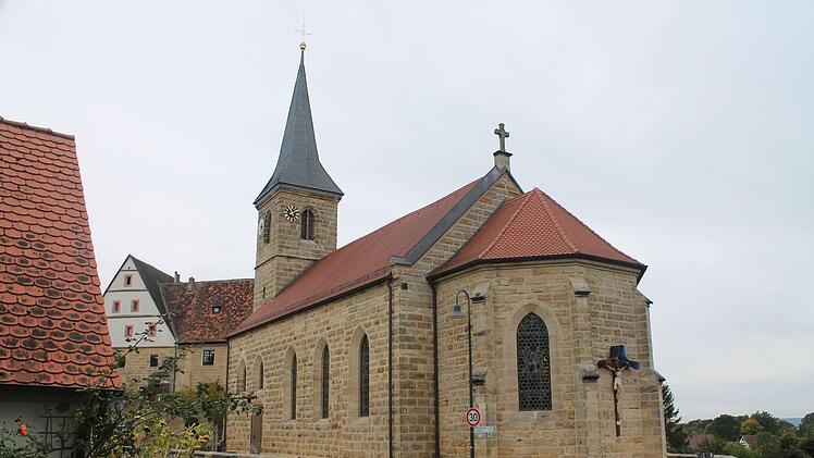 Die Pfarrkirche St.Matthäus in Wiesenthau wurde schon 1410 urkundlich erwähnt, Teile davon finden sich auch noch im heutigen Gotteshaus, das immer wieder umgebaut und erweitert wurde. Die letzte große Renovierung wurde 2011 begonnen und im Frühjahr 2014 mit der Weihe des neuen Volksaltars abgeschlossen. Foto: Johannes Höllein