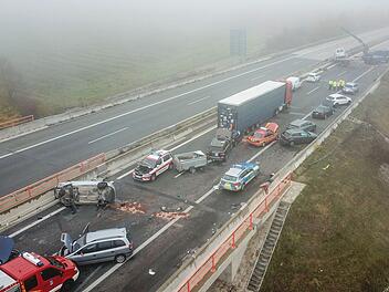 Auf der A7 zwischen Marktbreit und Kitzingen hat sich am Sonntag (10. November) ein schwerer Unfall ereignet, Die Polizei meldet  29 Verletzte. 18 Fahrzeuge waren beteiligt. Foto: News5/Merzbach
