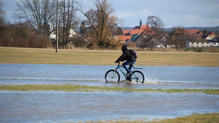 Ein seltenes Bild: Die Aisch kriecht wieder einmal aus ihrem Bett und flutet  Geh- und Radwege im Tal.  Foto: Andreas Dorsch