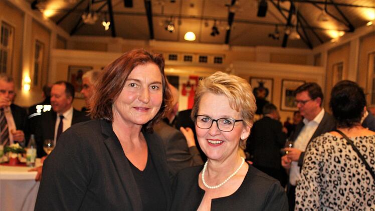 Festrednerin Birgit Fischer mit ihrer Namenskollegin, Birgit Fischer, Vorsitzende des Frauenrings Bad Kissingen.  Werner Vogel