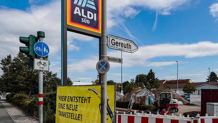 Ein Plakat weist auf das Vorhaben hin. Foto: Matthias Hoch